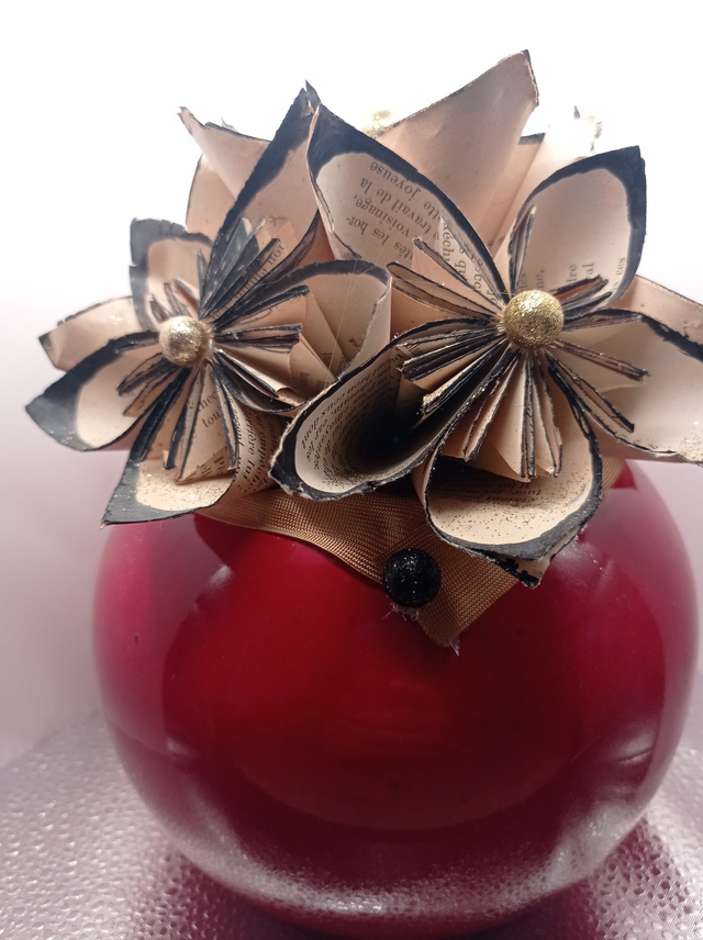 vase rouge avec fleurs noirs et or