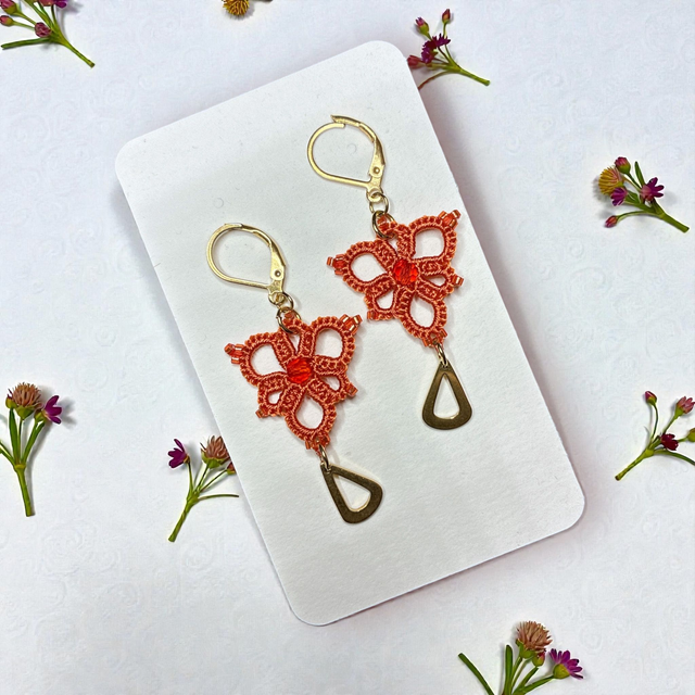 Boucles d'oreilles en dentelle de frivolité orange avec perles et breloque