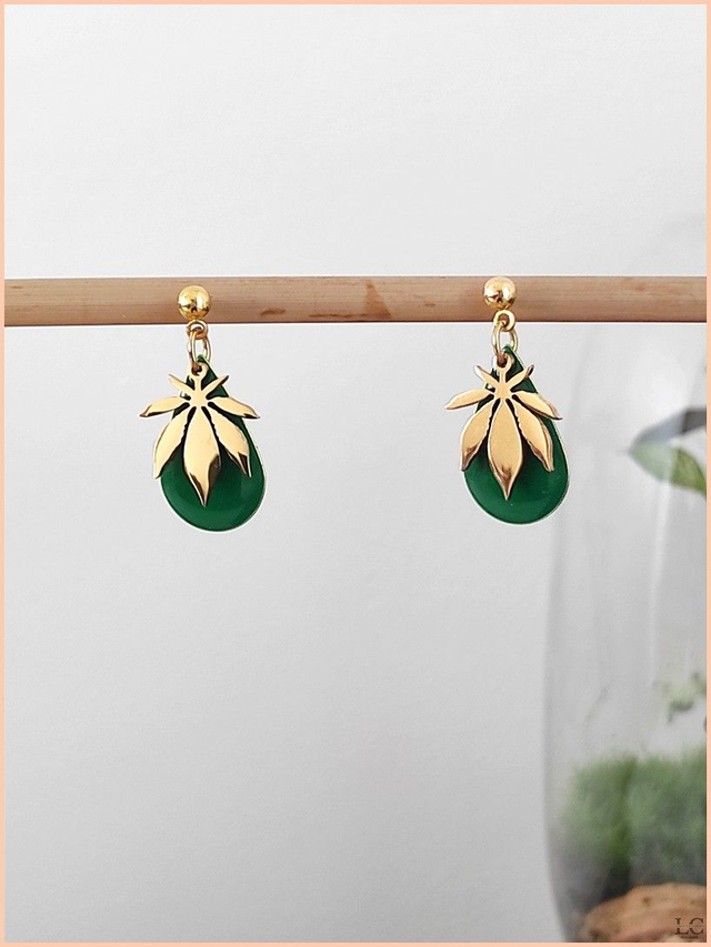 Clous d&#039;oreilles goutte verte et feuille dorée