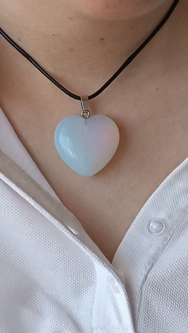 Colar em Forma Coração em Pedra da Lua