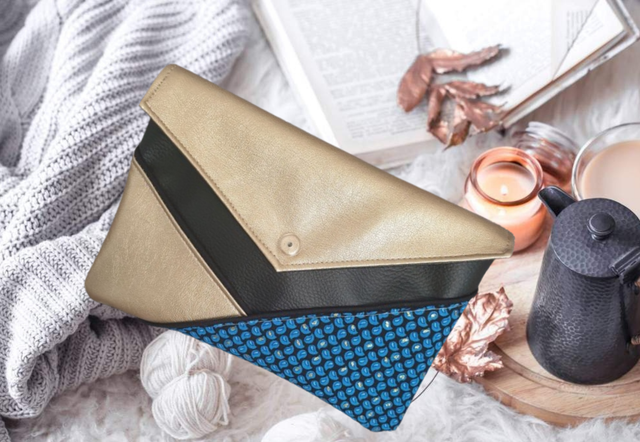 Pochette "Padouk" bleue/or