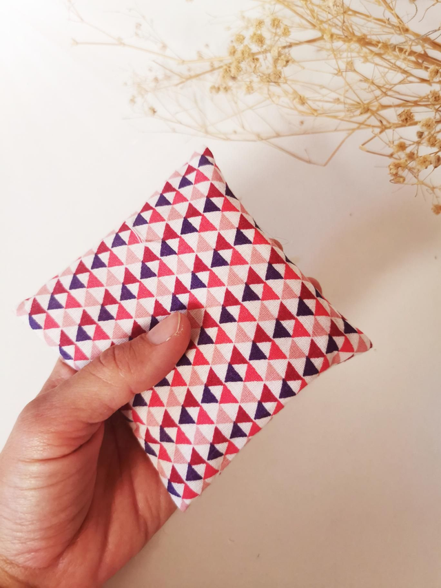 Bouillotte sèche de poche "triangle rose" 