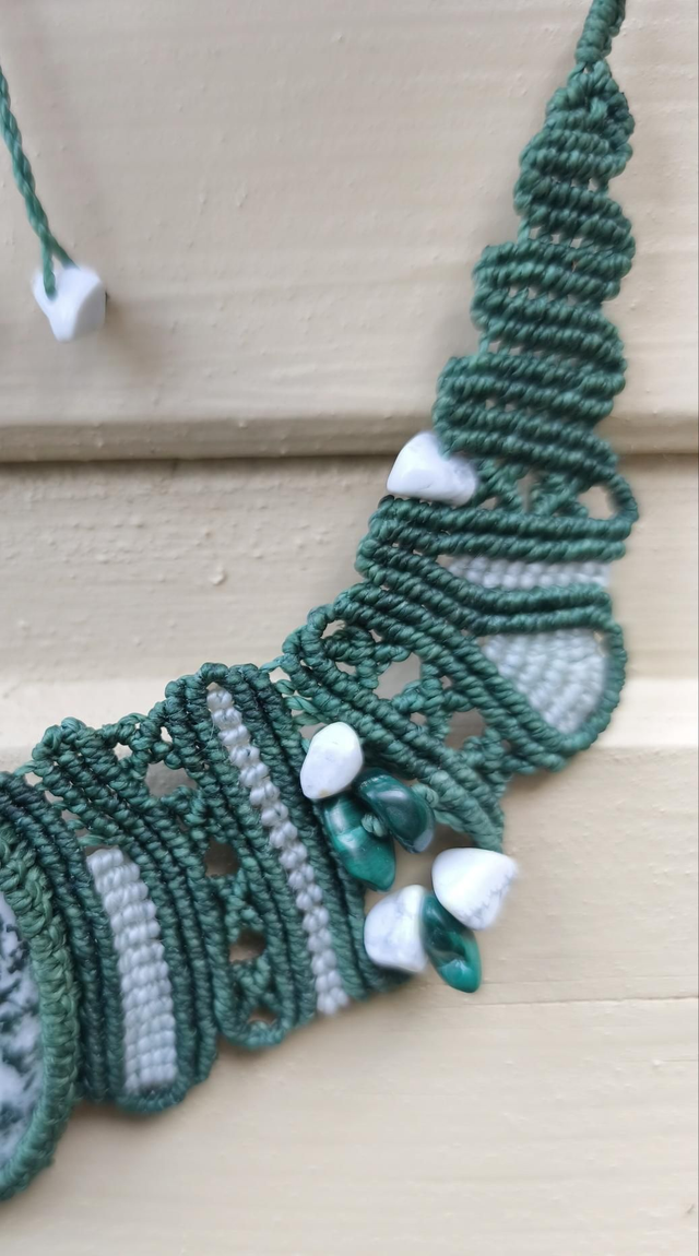 Collier jaspe arbre et chips malachite et howlite