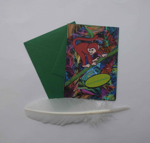 Un singe fête un anniversaire