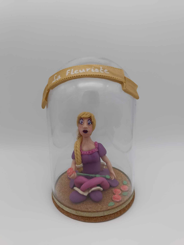 Fleuriste en porcelaine froide