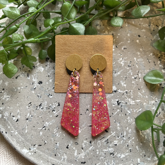 Boucles d’oreilles résine rose dorées à paillettes (grandes)