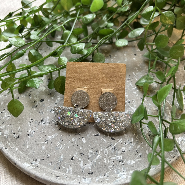 Boucles d’oreilles résine argentées et paillettes 