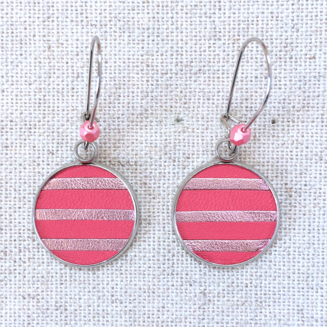 Boucles d’oreilles cuir marinière rose et rose pâle métallisé