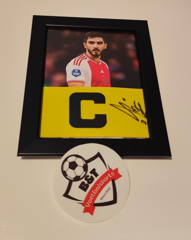 Gesigneerde aanvoerdersband van Sutalo