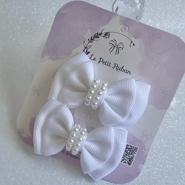 Pire de petites barrettes à perles 