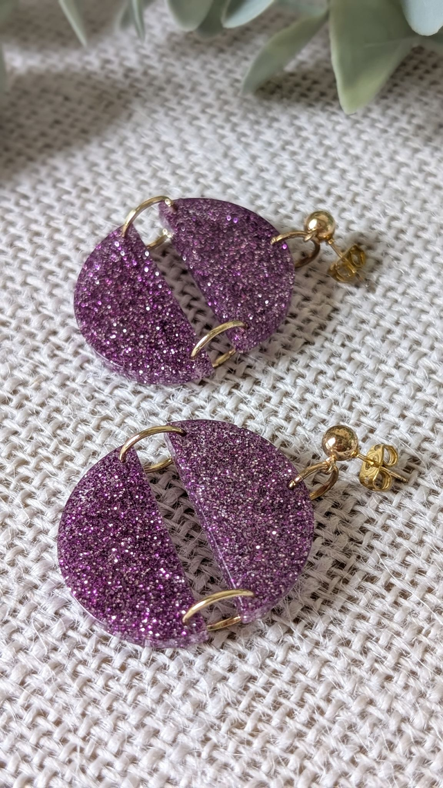 Boucles d&#039;oreilles mauves pailletées en résine
