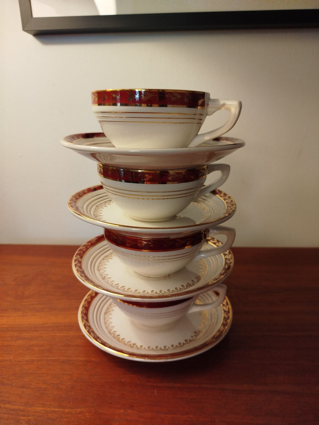 Tasses à café avec soucoupe en porcelaine 