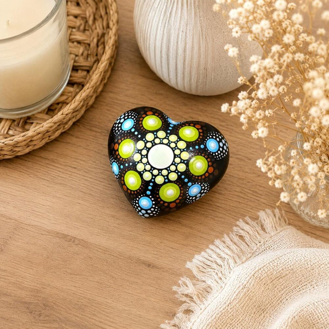 Petite pierre cœur mandala vert &amp; bleu – Peinte à la main