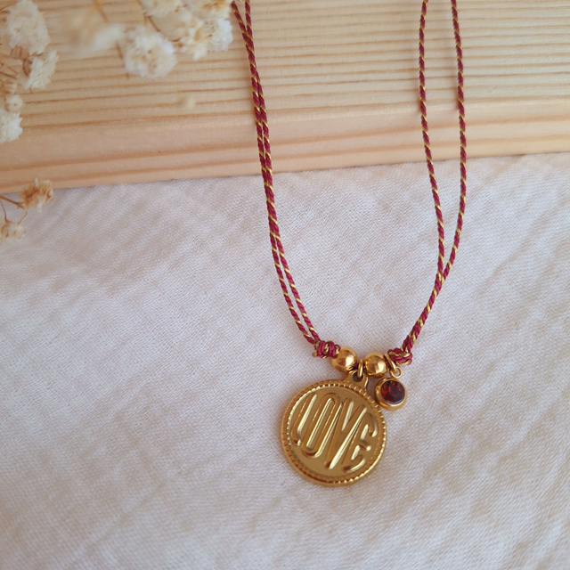 Collier cordon tendance et pendentif rond motif love