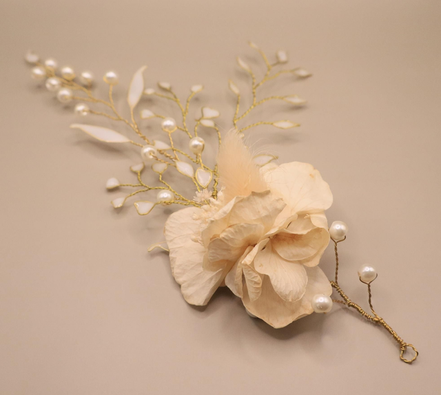 Vigne de cheveux de mariage en fleurs stabilisées, perles et résine "SÉRÉNA" - accessoire cheveux de la mariée