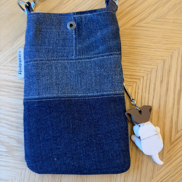 Biscuit phone pouch