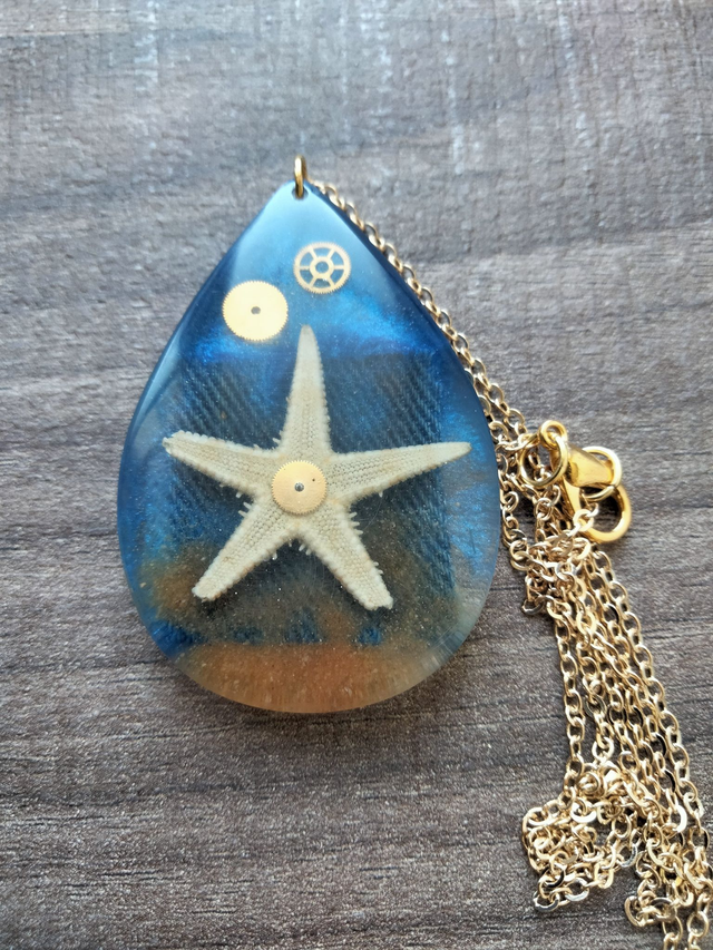 Pendentif en résine époxy forme goutte avec insertion d'une étoile de mer