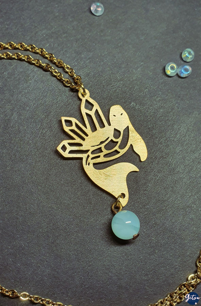 Collier carpe koi et cristaux, avec agate bleue-grise