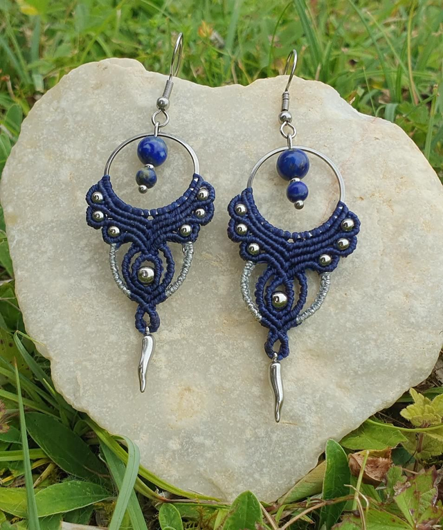 Boucles d'oreilles micro macramé,  bleu marine et argent, perles en lapis-lazuli.