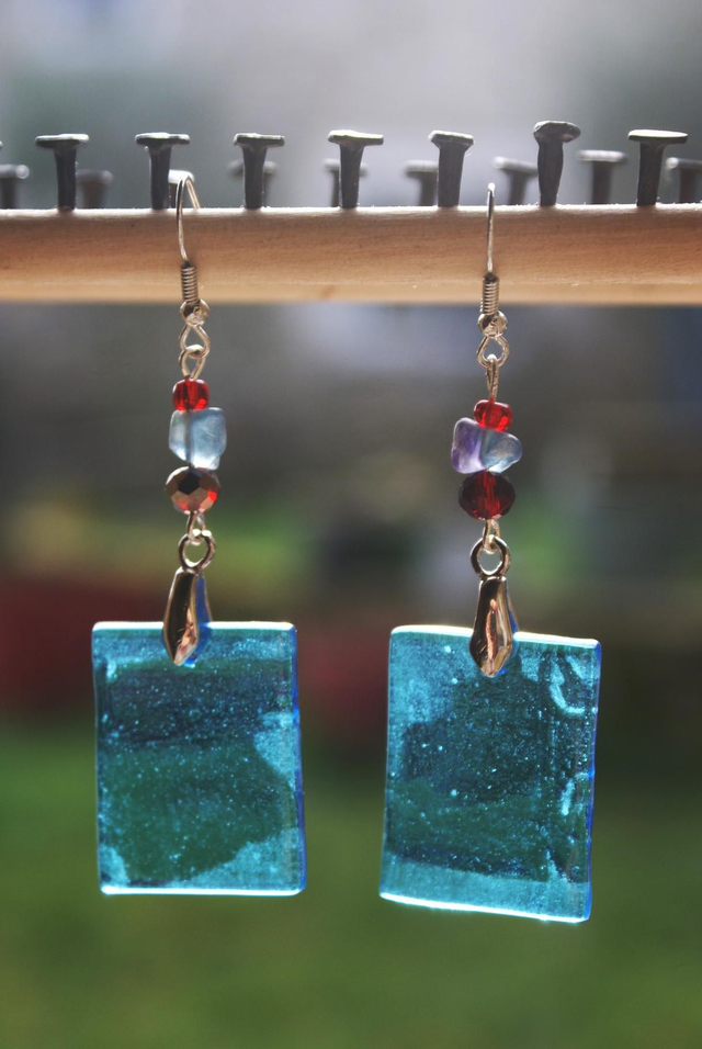Boucles d&#039;oreilles  en verre bleu. 