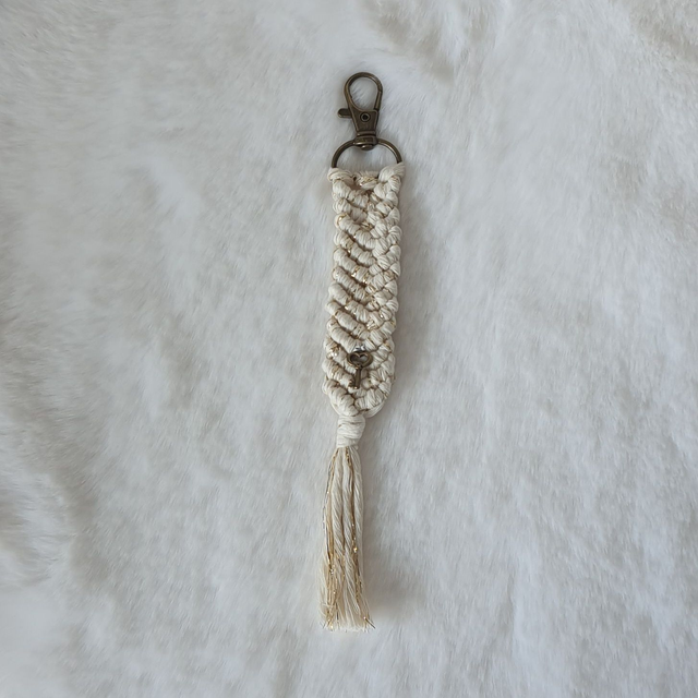 Porte-clés en macramé énergétique "Blanc et doré"