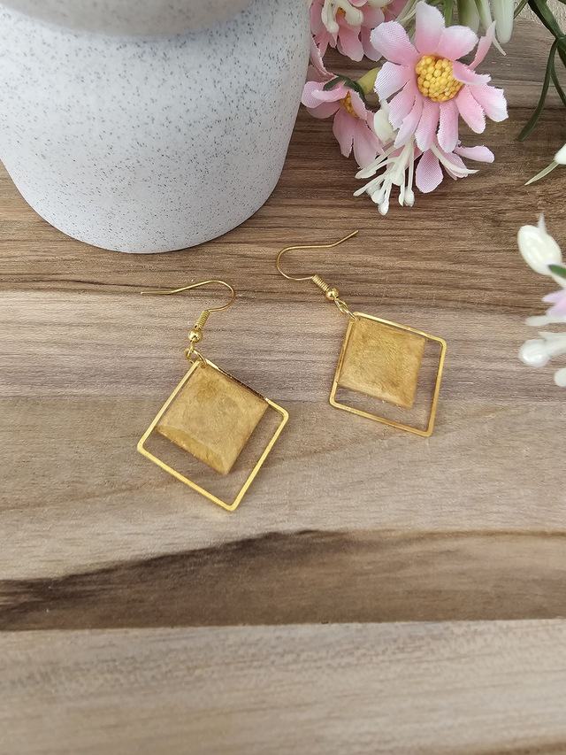 🟨​Boucles d’oreilles &quot;Carré d&#039;Or&quot; – Résine Givrée &amp; Laiton Doré🟨​