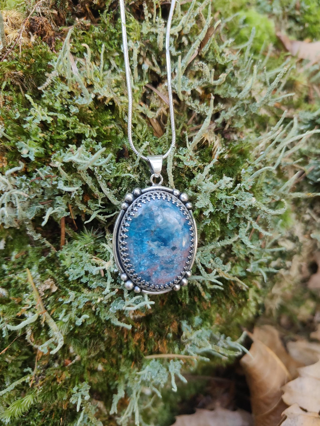 Pendentif Ovale en Argent et Apatite Bleue