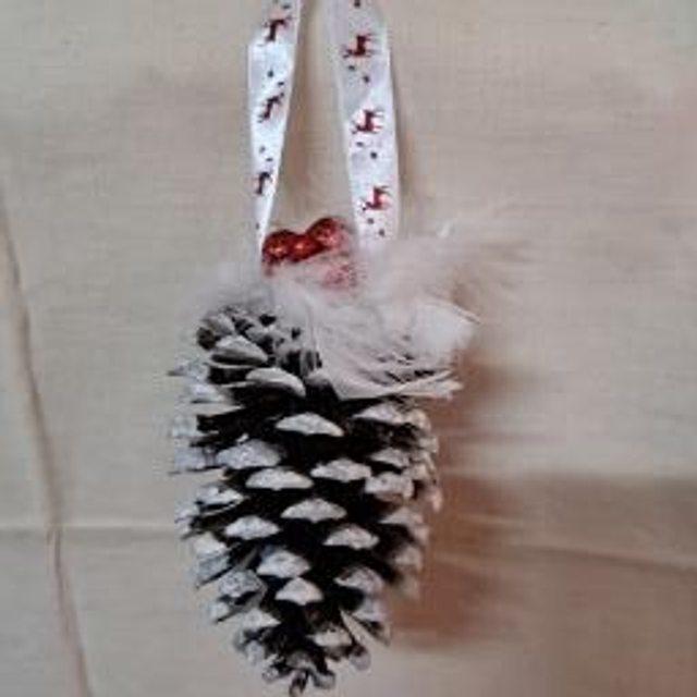 Pomme de pin des fêtes enchantée 