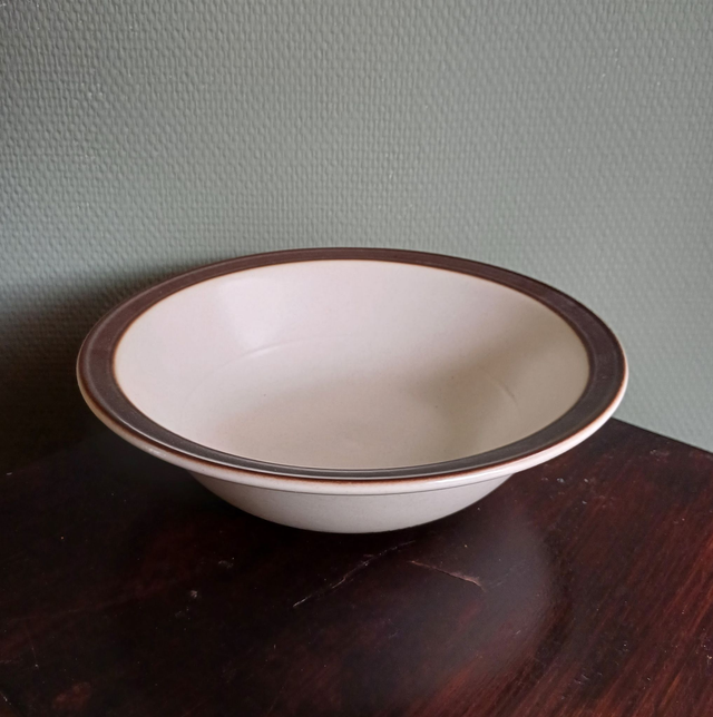 Doverstone | Serveerschaal Diep en rond model (diameter 24,0 cm | hoogte 7,0 cm) Creme met bruine rand | Vintage