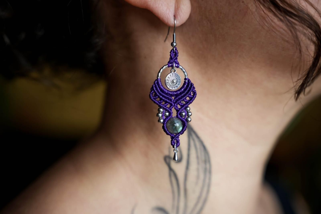Boucles d'oreilles en micro-macramé violet et pierre Labradorite 