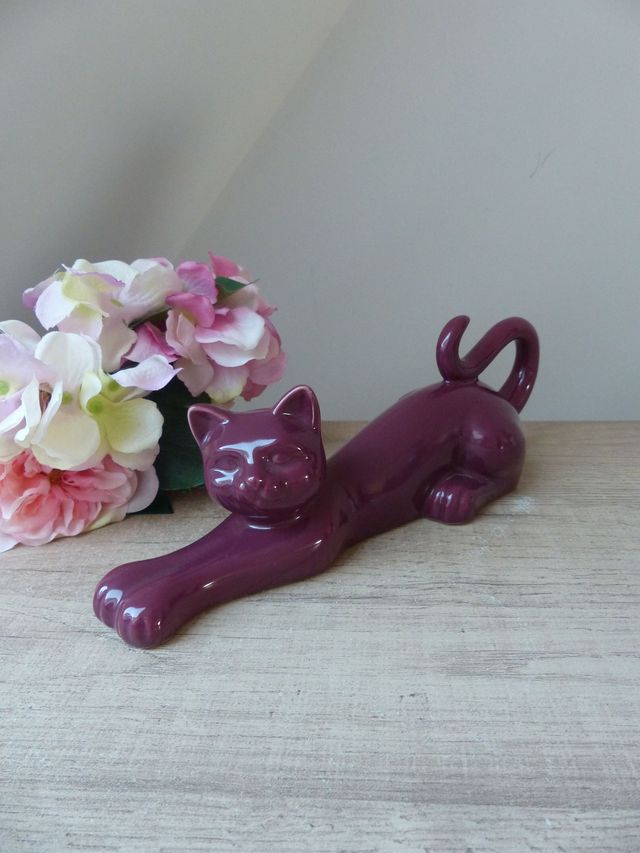 Statue décorative de chat en céramique – Chat rouge bordeaux brillant en posture d’étirement – Chat joueur allongé – Bloque-livres original