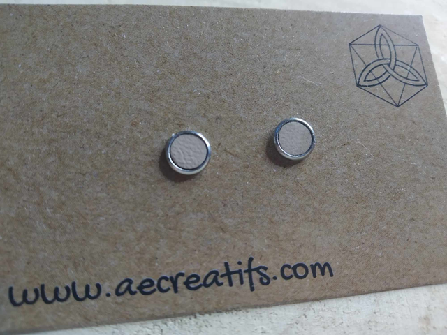 Boucles d&#039;oreilles puces cuir beige