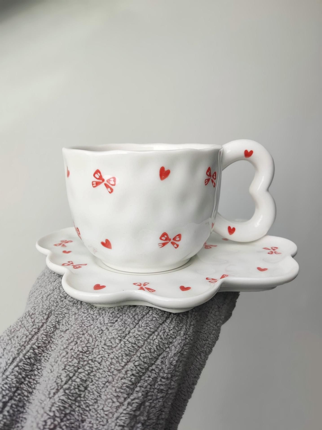 Tasse à café anse papillon et soucoupe fleur rubans et coeurs