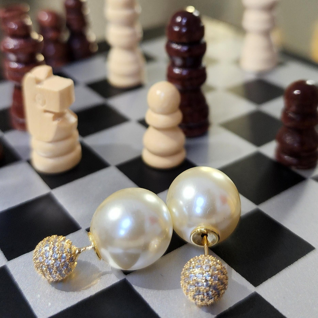 Brinco Pérola Invertida com Bola Cravejada - Ouro