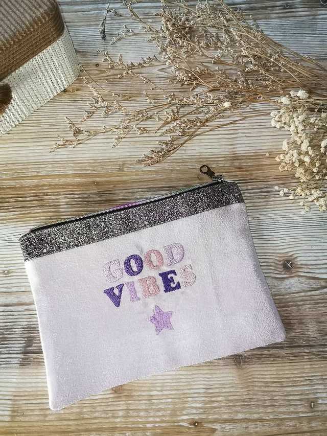 ✨ Pochette "Good Vibes" brodée - Rose pâle ✨