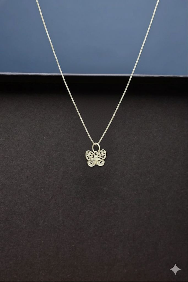 Pingente prata borboleta trabalhada vazada