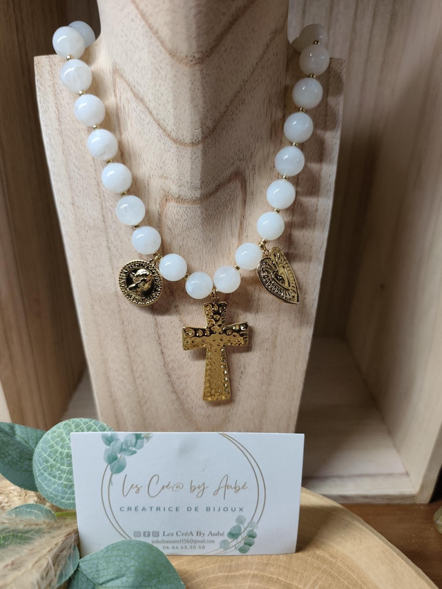 COLLIER CROIX ET BRELOQUES ACIER INOXY GOLD/ PERLES BLANCHES 0001247