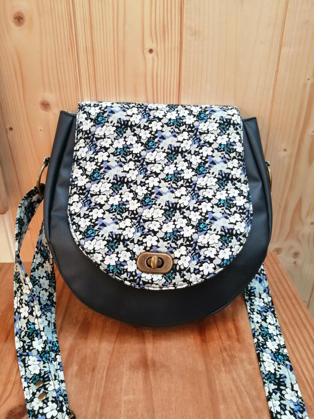 Besace ronde simili et fleuri bleu