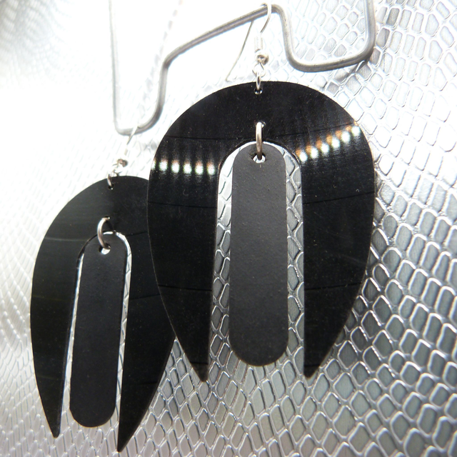 Boucle d&#039;oreille vinyle &quot;Aiment Noir&quot; 