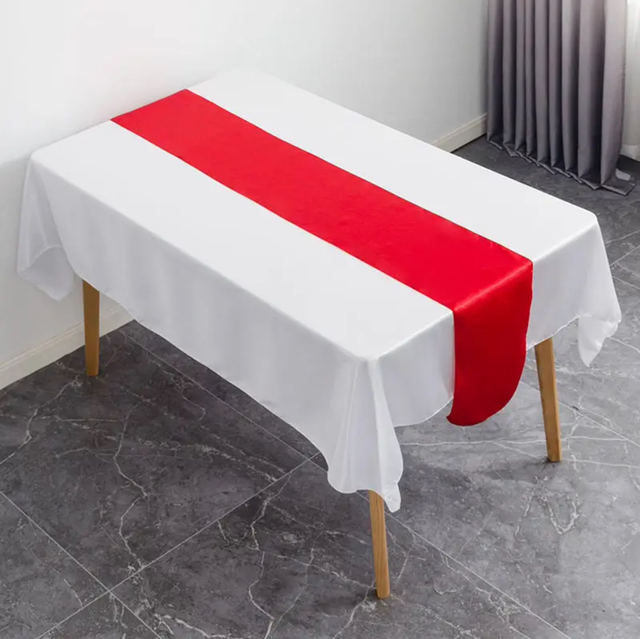 Location - Chemin de Table en Satin Rouge