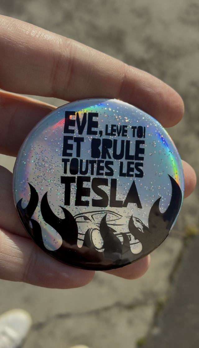 Badge Eve, lève-toi et brûle toutes les Tesla