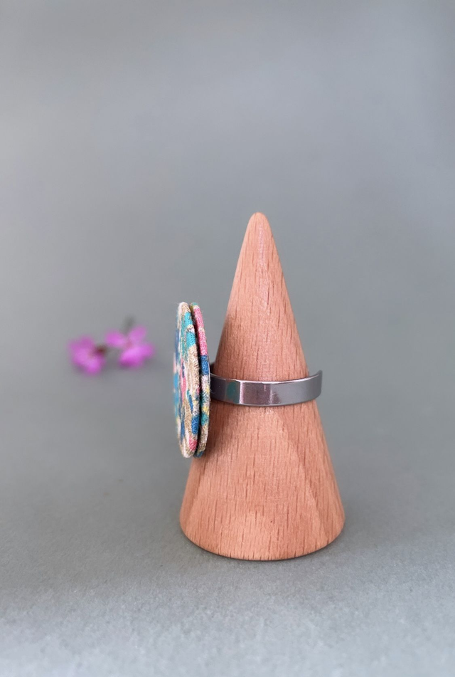 Bague réglable avec cercle de carton tapissé de tissu imprimé fleuri, collection « pâquerette vintage » - tons blanc, rose, bleu, vert et doré.