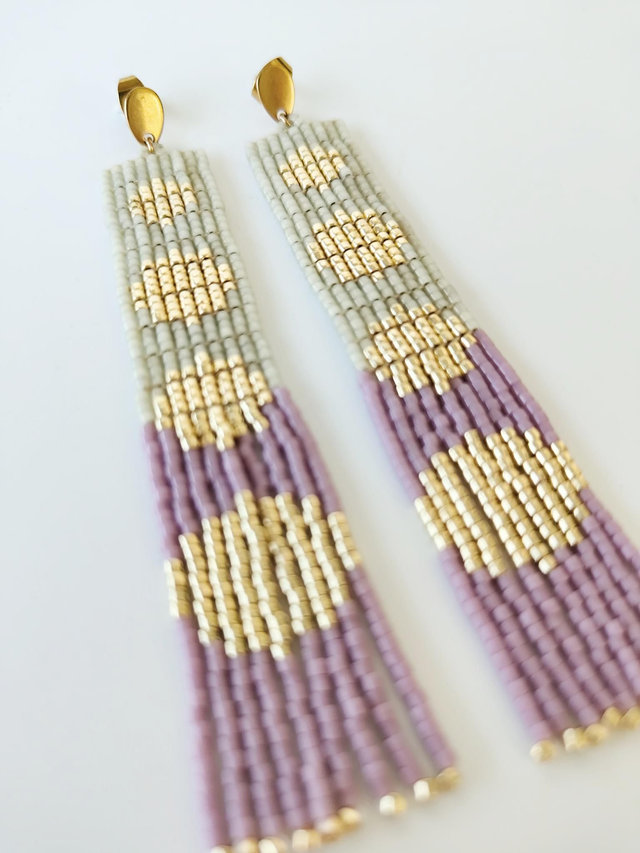 Pendientes flecos círculos oro fondo verde