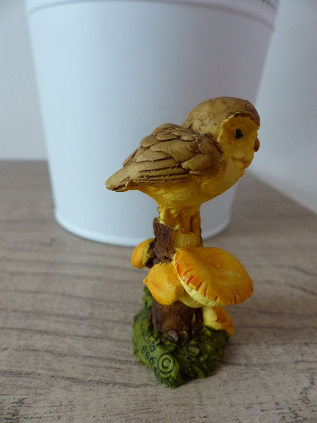 Artefice Ottanta Italie Vintage chouette miniature sur branche, sculpture chouette et champignons en céramique, collection peint à la main