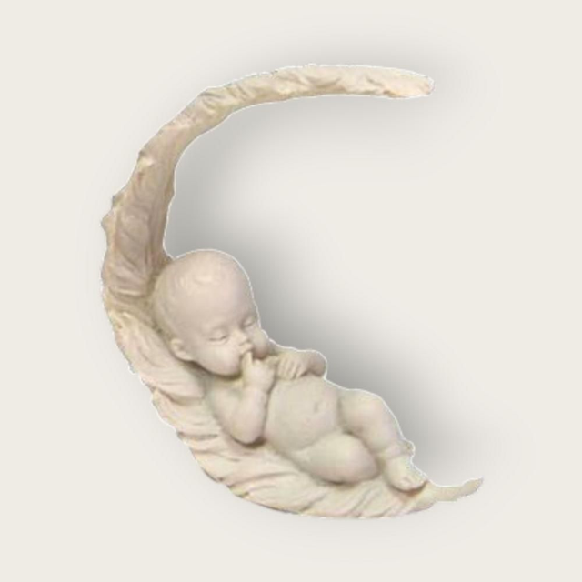 Statuette bébé dans une main protectrice