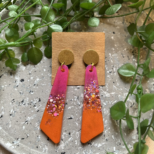Boucles d’oreilles résine rose orange doré à paillettes 