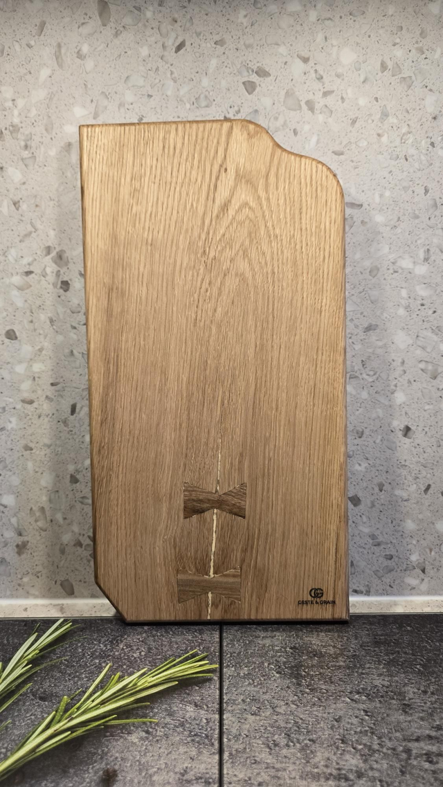 Planche de service organique en chêne massif & incrustations papillon en noyer — Pièce unique