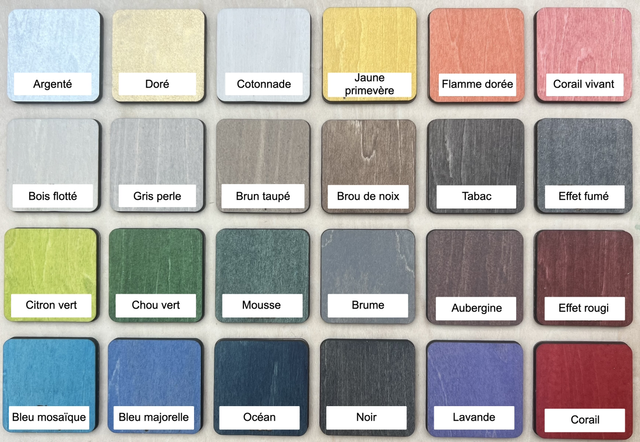 Boule de Noël en bois – Sapin vert et cadeaux personnalisés