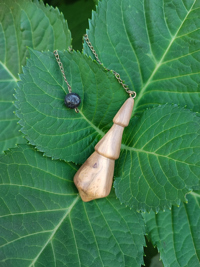 Pendule en Bois de Ronce de Buis Échauffé, Pierre de Lave et Chaînette en Laiton vieilli 