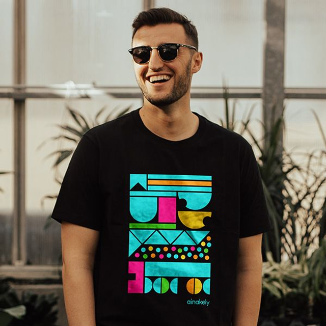 T-Shirt noir motif coloré